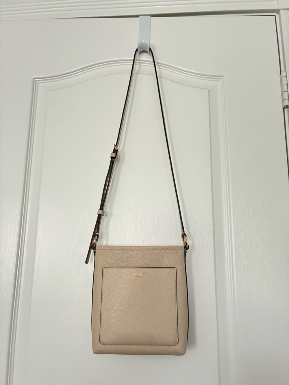 kate spade beige crossbody pebble leather bag with gold-tone hardware